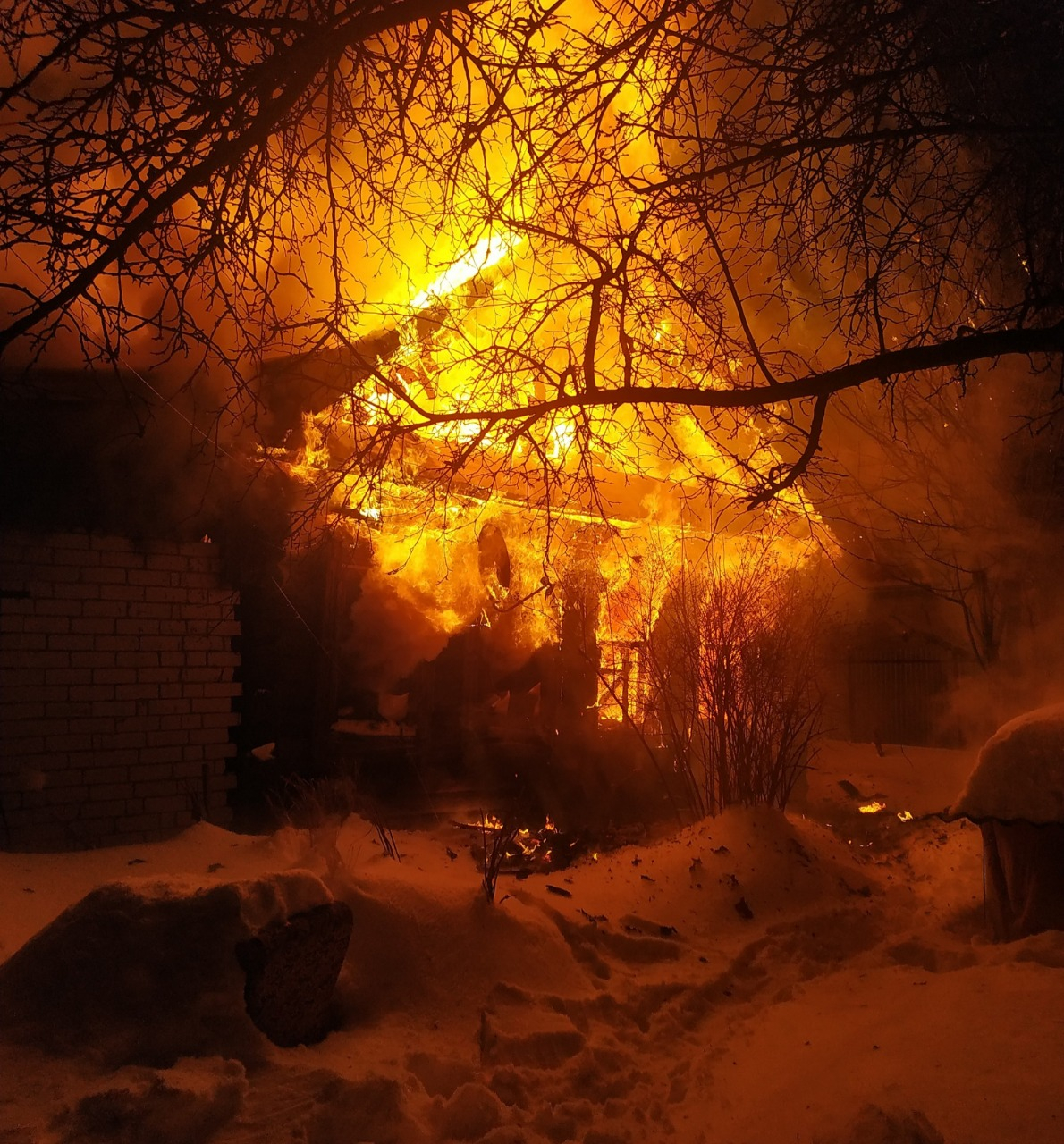 Женщина погибла на пожаре в своем доме Володарске