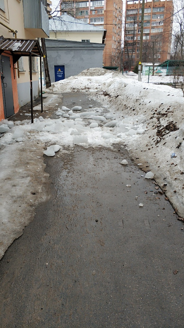 Глыба льда упала на голову женщины в Дзержинске
