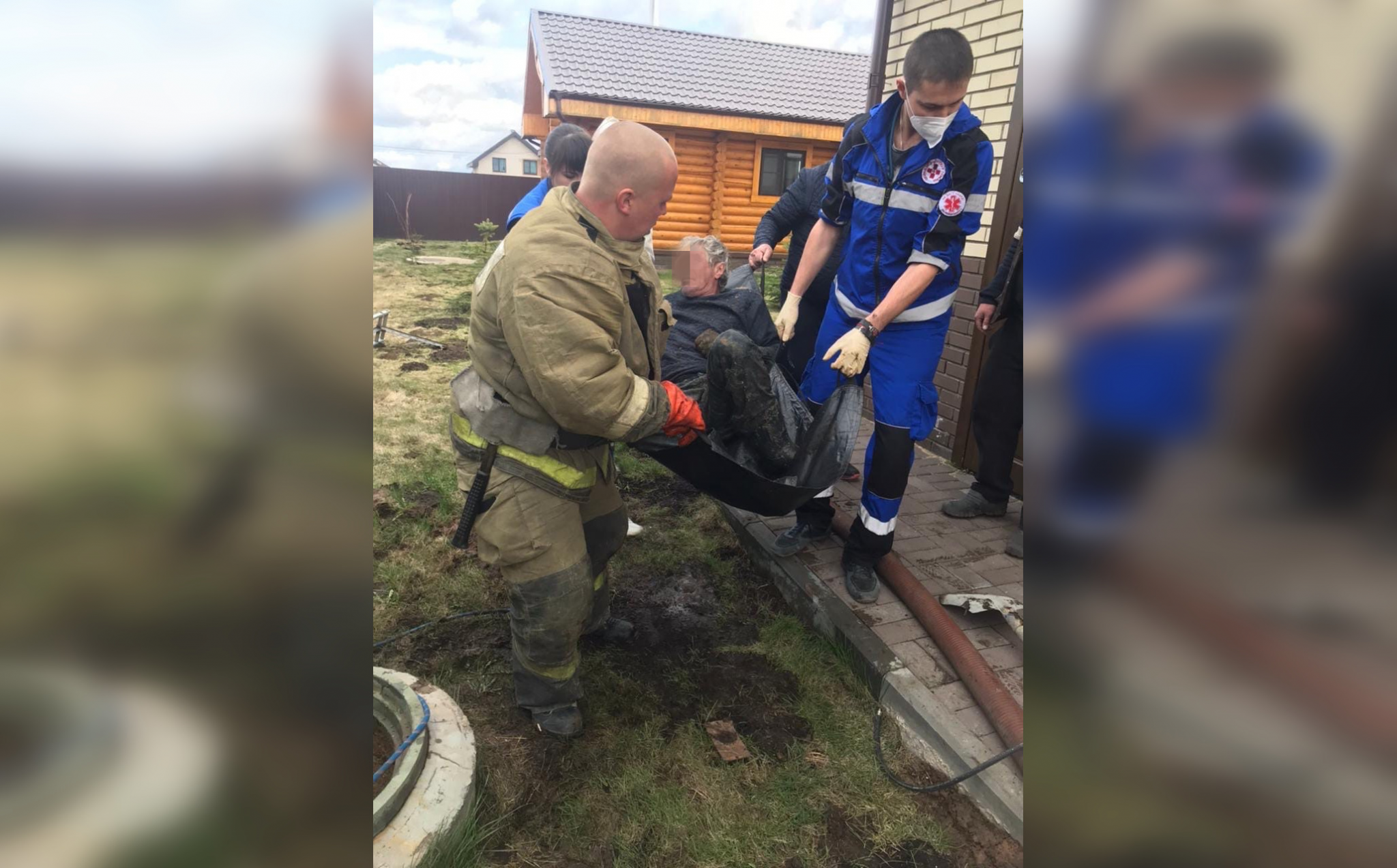 Двоих мужчин достали спасатели из колодца канализации в Нижегородской области