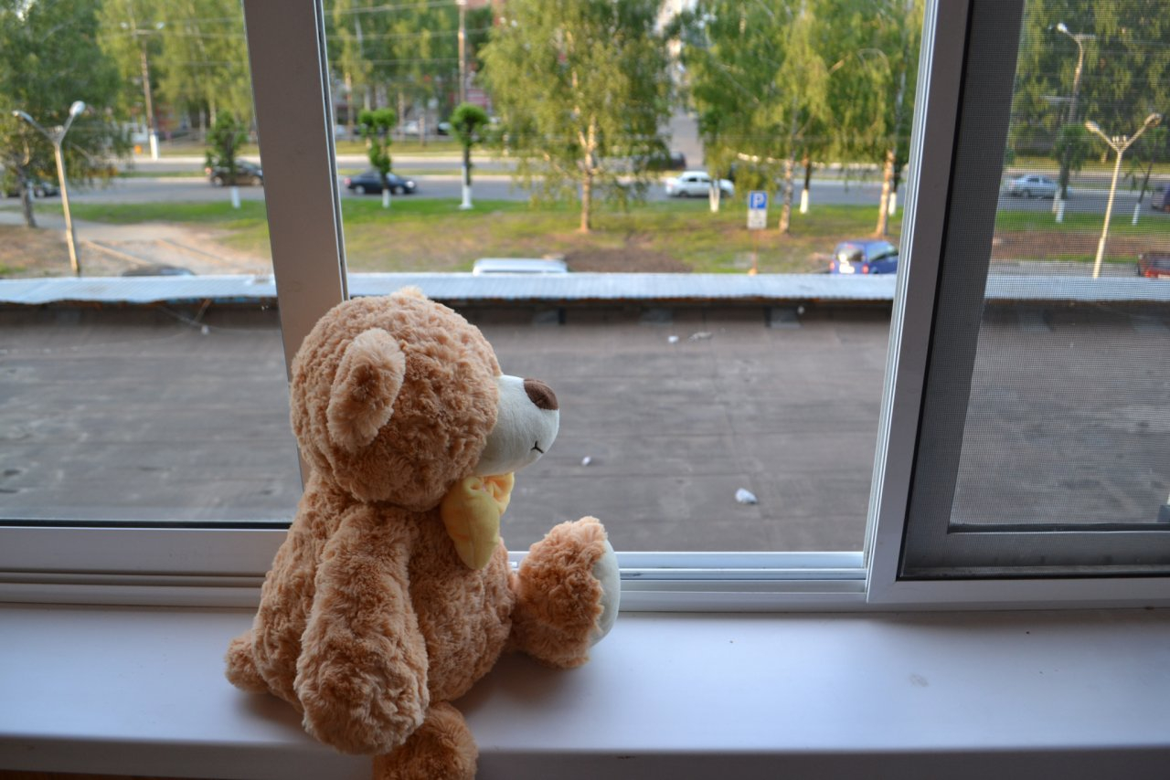 Двухлетний ребенок выпал из окна многоэтажки в Дзержинске