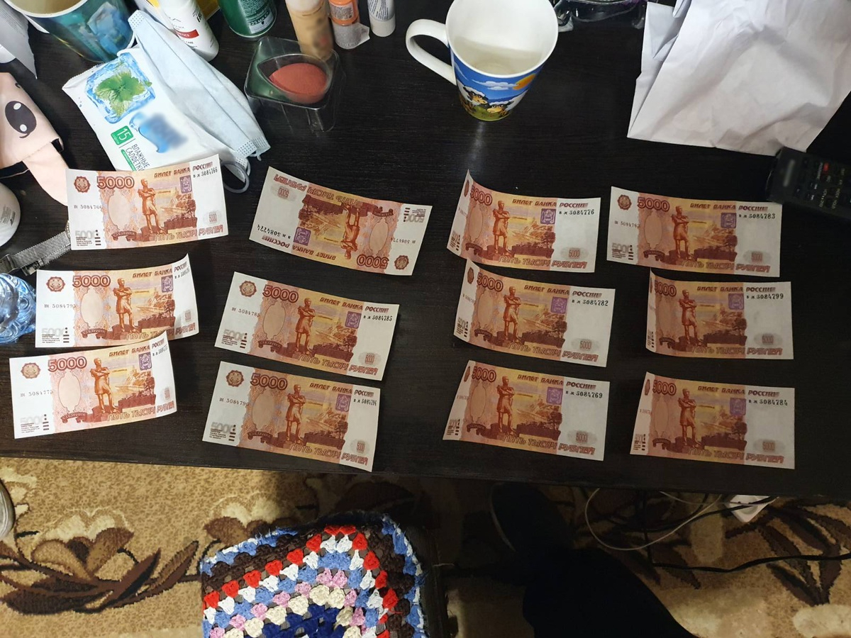 Москвичи хотели расплатиться фальшивыми купюрами в магазине Дзержинска