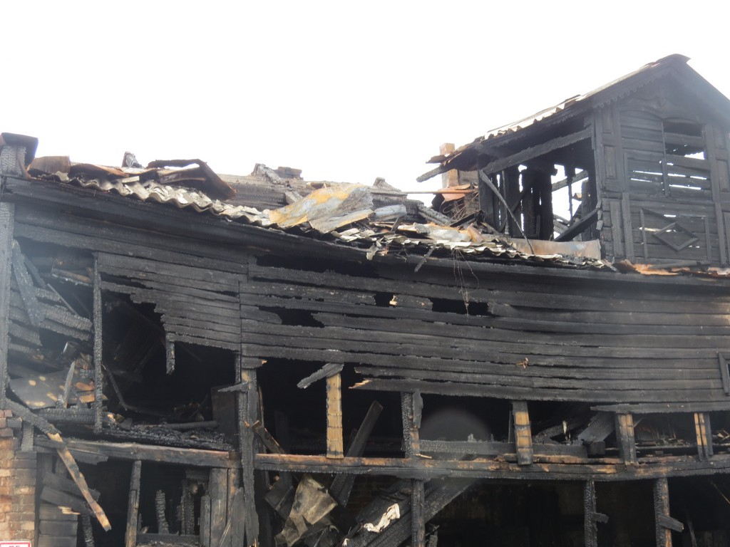 Дом загорелся из попадания грозового разряда в Володарском районе