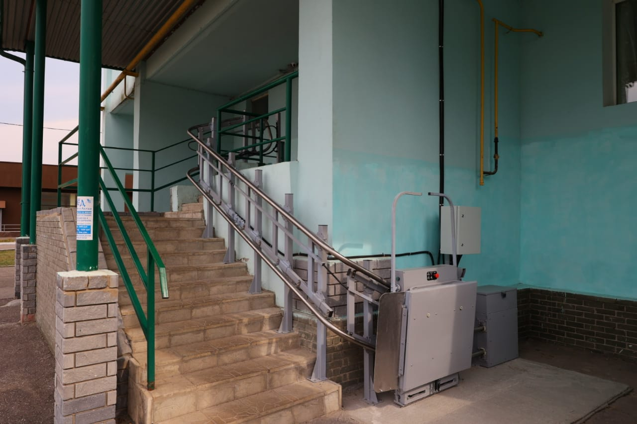 В Дзержинске установили электрический подъемник для подростка с ограниченными возможностями здоровья