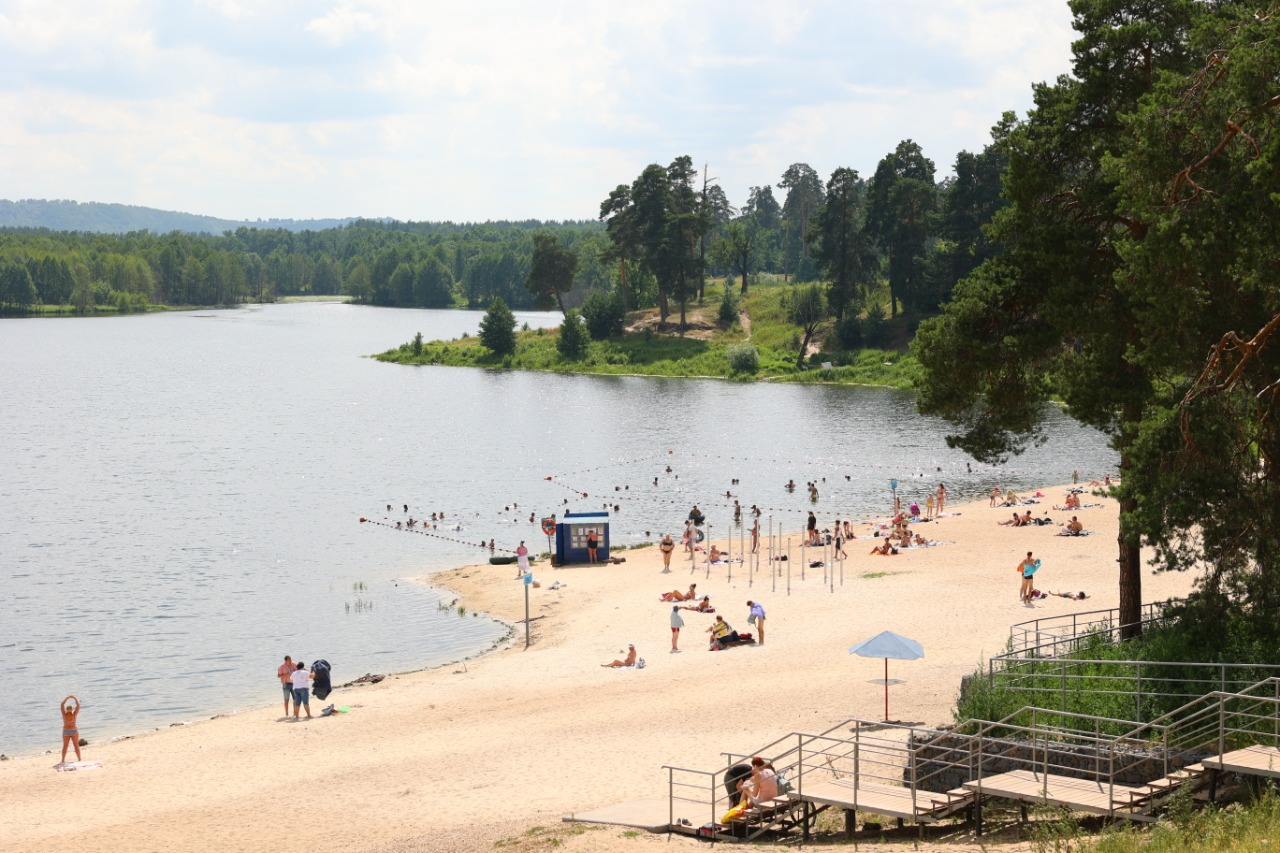 Городской пляж в Дзержинске на озере Святом стал самым популярным местом отдыха горожан