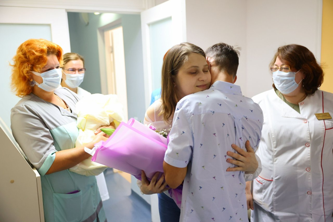 Фото выписки первой в России женщины с пересаженными органами, родившей здорового малыша
