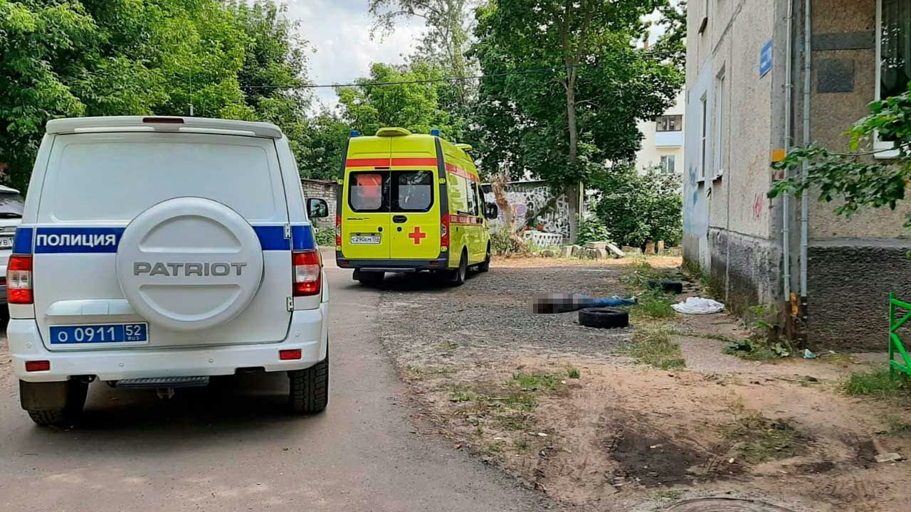 Мужчина погиб, упав с высоты четвертого этажа в Дзержинске