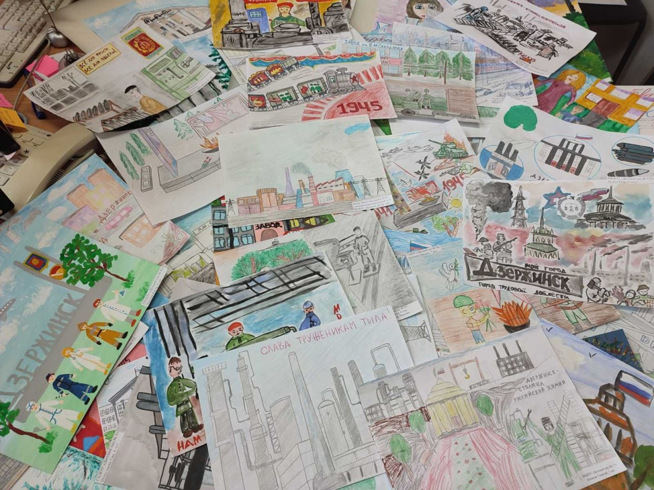 Почти сотня детских рисунков представлена на конкурс в поддержку голосования за присвоение Дзержинску звания «Город трудовой доблести»
