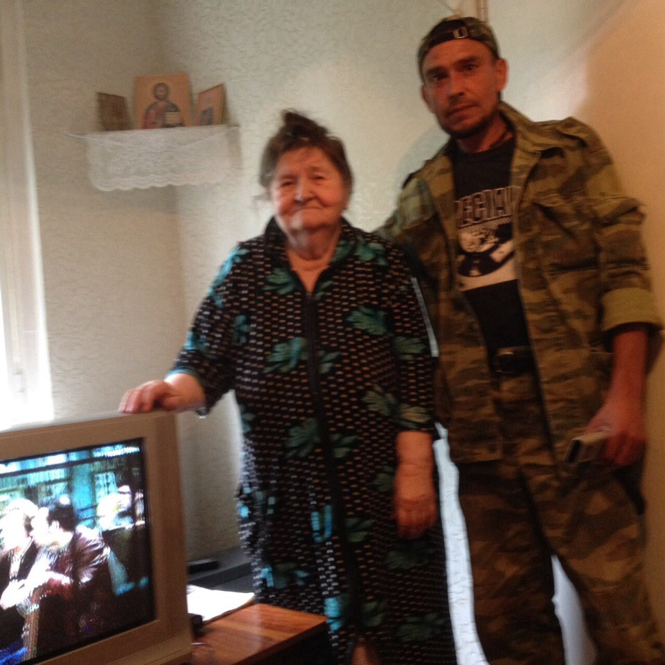 Двум жителям Дзержинска подарили телевизоры во время установки HD-приставки
