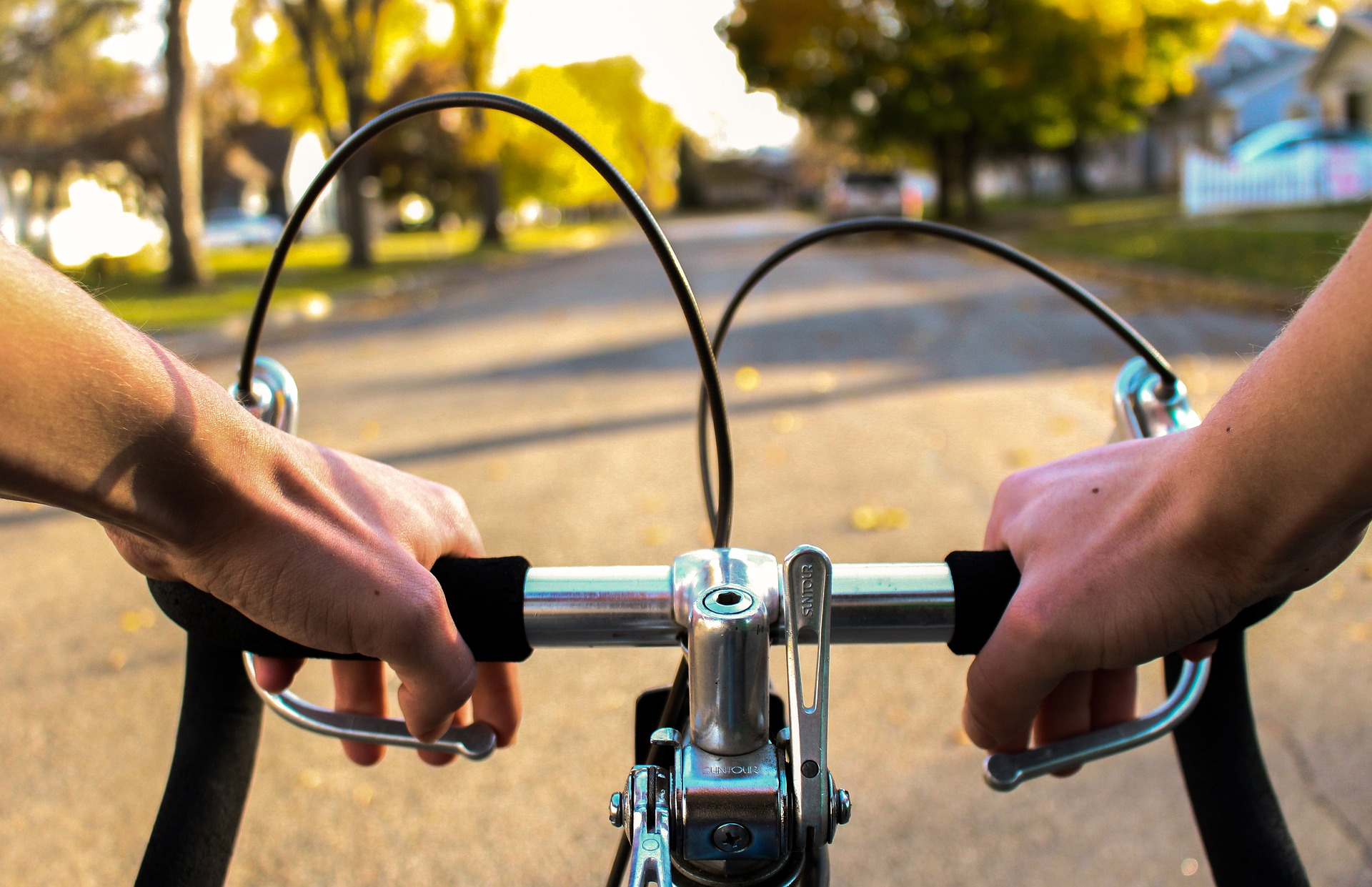 В Дзержинске неизвестный на велосипеде вырвал из рук пятиклассницы телефон