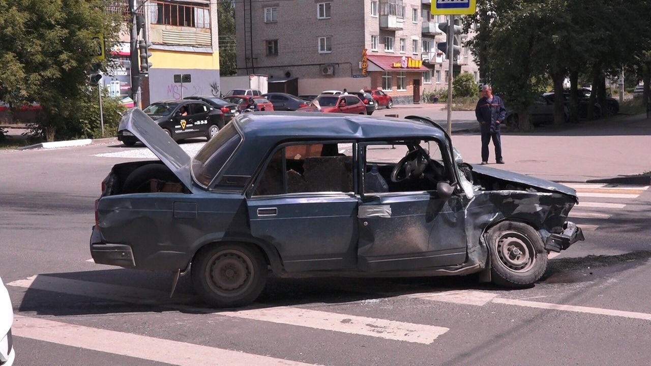 Жигули и Фольксваген не разъехались на перекрестке в Дзержинске  ФОТО)