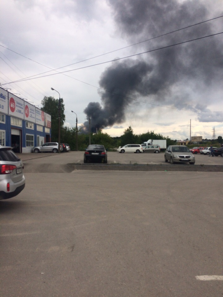 Здание завода «Заря» горит в Дзержинске