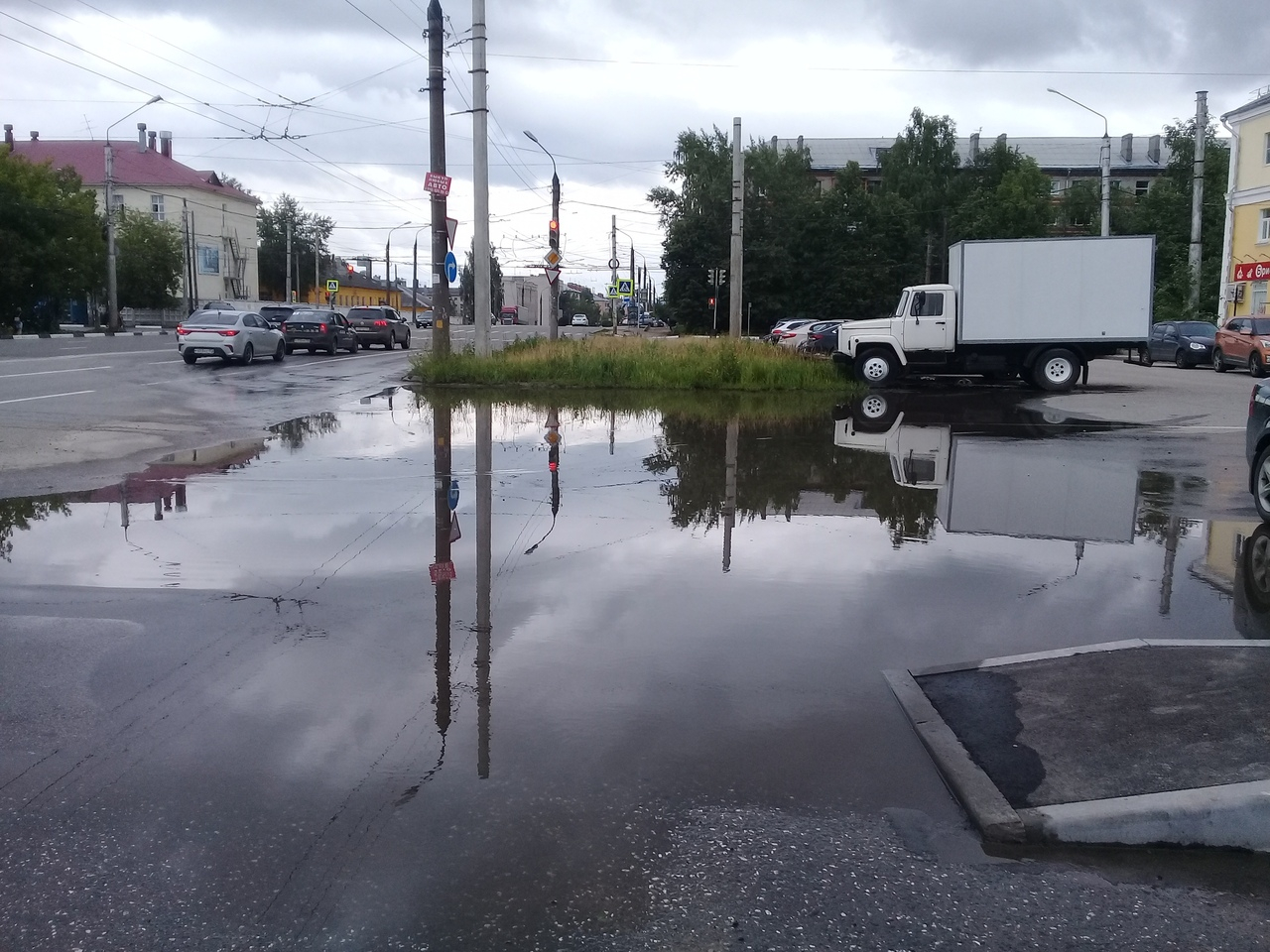 Тротуар в никуда: в Дзержинске проложили тротуар с которого будет сложно сойти (ФОТО)