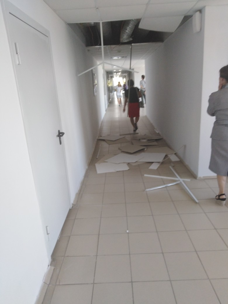 На пациентов дзержинской поликлиники обрушился потолок