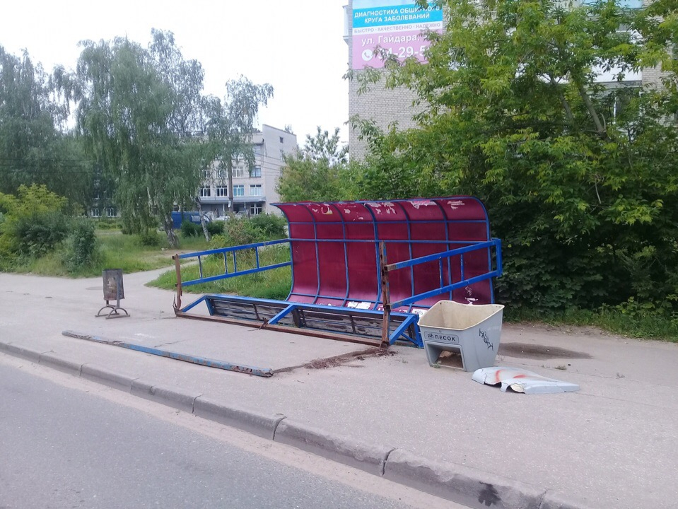 Сгнившая остановка рухнула на тротуар в Дзержинске (ФОТО)