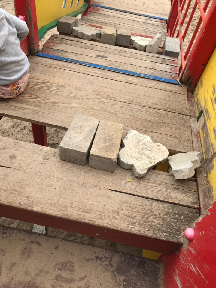 Безопасность превыше всего: детскую площадку с дырками обнаружили в дзержинском парке