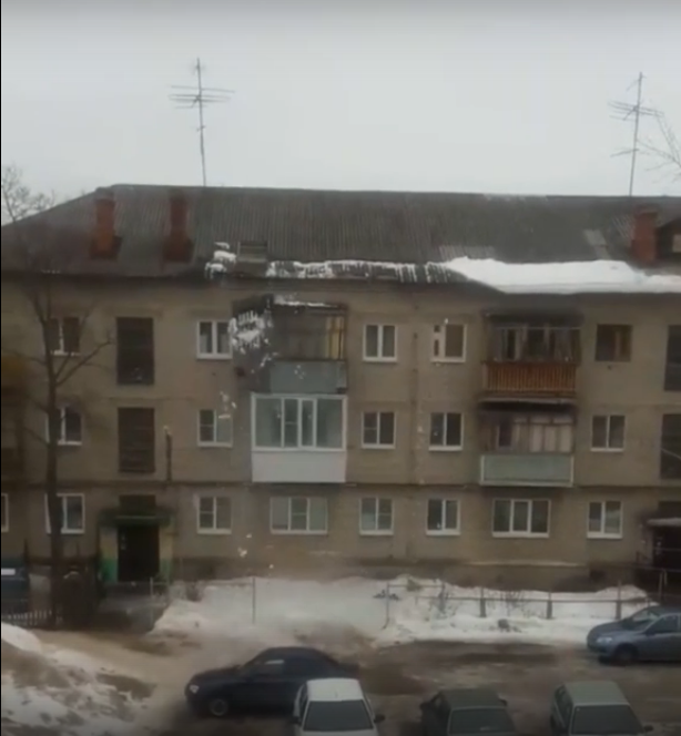 Снег упал вместе с крышей одного из Дзержинских домов (ВИДЕО)