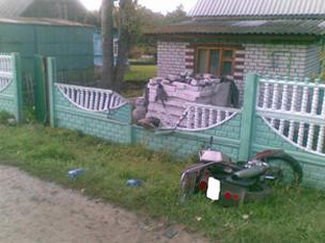 Школьница врезалась на мотоцикле "Восход" в забор в Дзержинске