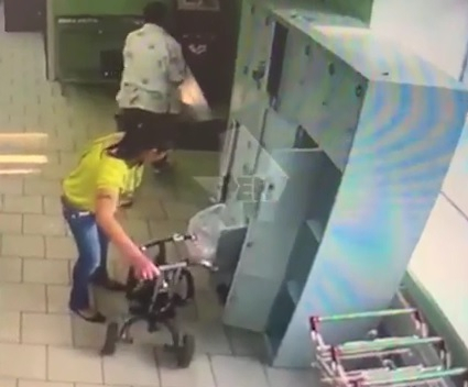 Женщина оставила двухлетнего сына в камере хранения в супермаркете (ВИДЕО)