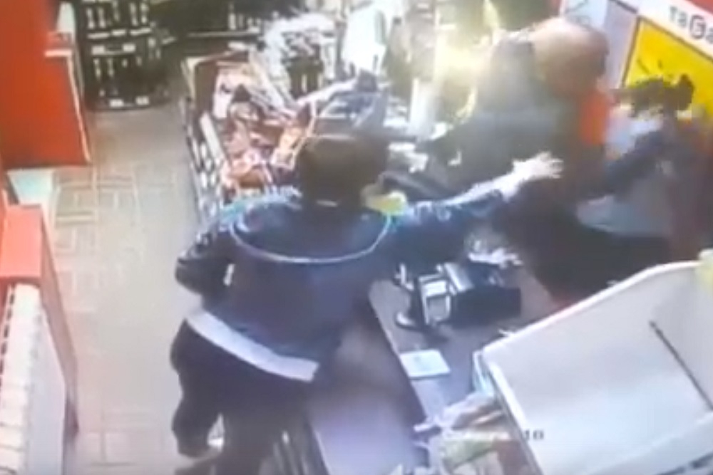 Не застрахованы от таких «недомужиков»: в Дзержинске покупатель избил продавца (ВИДЕО)
