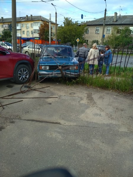 Водитель на "четверке" протаранил забор на улице Ватутина (ФОТО)