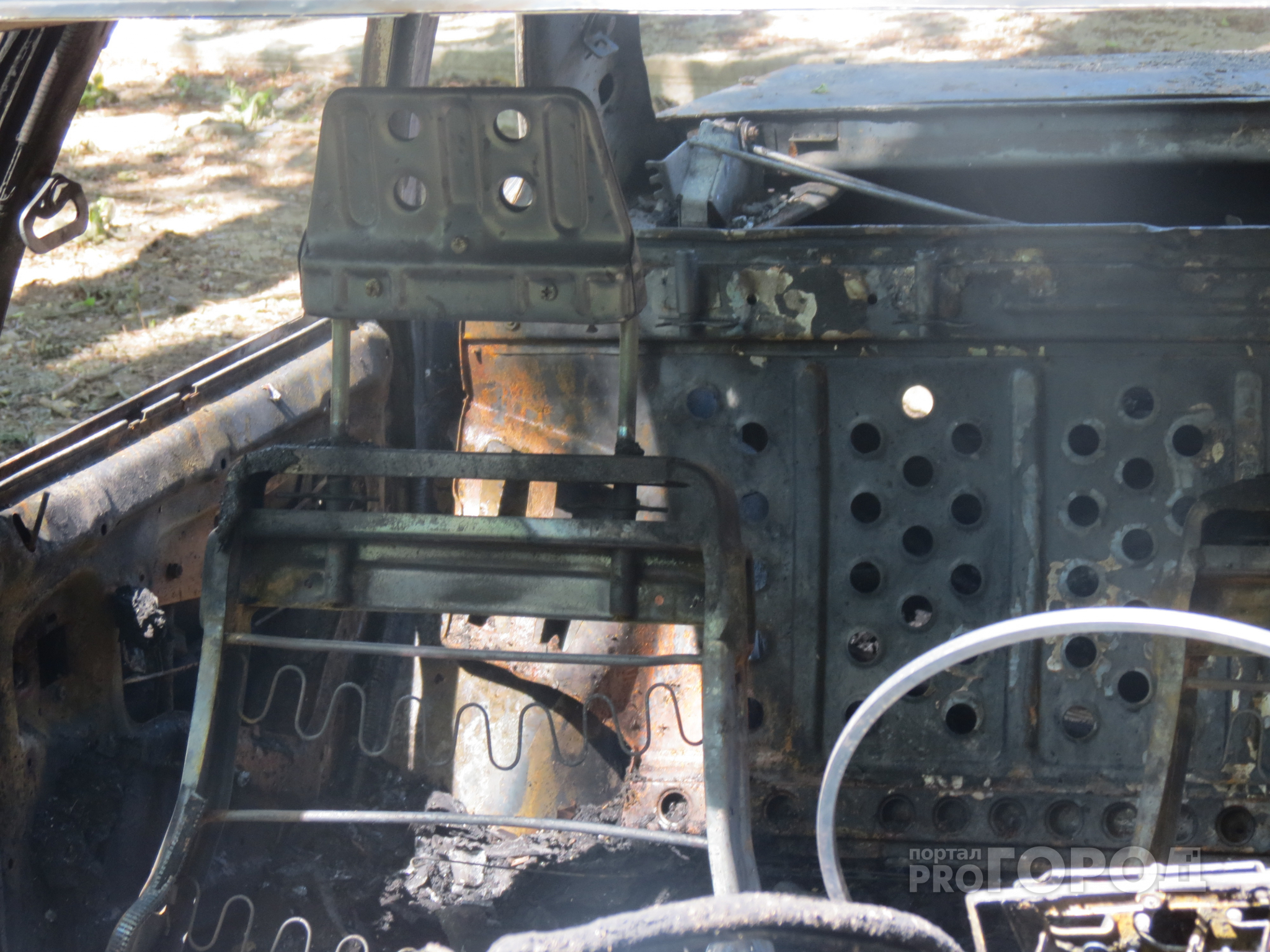 В Дзержинске при пожаре сгорел отечественный автомобиль