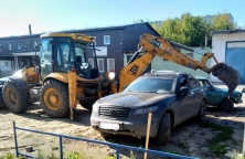 Борьба за автомобиль: судебные приставы пытались забрать машину у Дзержинца