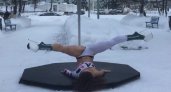 Полураздетая девушка станцевала на шесте в мороз на фоне часовни Дзержинска