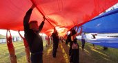 Активисты развернули в Дзержинске российский флаг площадью 160 метров
