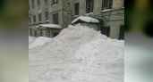 В Дзержинске завалили дом снегом: жители рискуют быть затопленными 