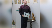Дзержинский художник-металлист победил в конкурсе, создав столик из инструментов
