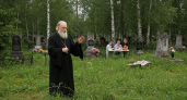 Священник предупредил: этот обычный поступок категорически недопустим на кладбище в Троицу, последствия могут быть серьезными