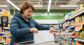 Пожилая женщина в супермаркете показала гениальный трюк с пакетом в тележке — теперь так делают все