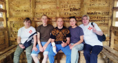 Материнский долг": волонтеры несут вахту милосердия среди "жестких мужчин, опаленных войной
