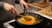 Повара годами скрывали этот секрет: какой овощ первым попадает на сковороду, определяет весь вкус блюда