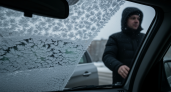 Забыл про щетку и скребок: одно средство заставило снег и лед соскальзывать с лобового стекла как по волшебству