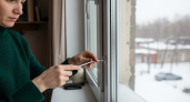 Забудьте про мастеров и дорогой ремонт — простой лайфхак избавит ваши окна от сквозняка за считанные минуты