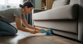 Профессиональные уборщики раскрыли секрет как добраться до пыли под диваном за 30 секунд
