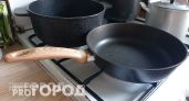Больше не трачу деньги на дорогую бытовую химию: ресторанный метод очистки сковородок до блеска за копейки