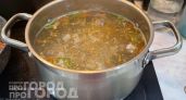 Вы совершаете роковую ошибку при варке куриного бульона: один привычный ингредиент портит всё блюдо