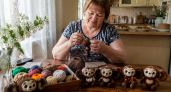 Жительница Дзержинска связала целый взвод Чебурашек для бойцов СВО