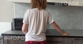 Забудьте про жесткие щетки: микроволновка отмывается от жира за пять минут при помощи обычной содовой воды