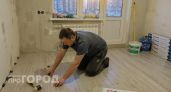Забудьте о дорогом ламинате: строители массово меняют его на это покрытие которое служит дольше и стоит копейки