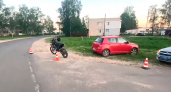 Мотоцикл и легковушка столкнулись в поселке под Дзержинском
