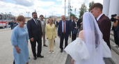 История любви в День города: молодожены Еплановы получили поздравления от главы Дзержинска 