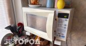 Забудьте про жесткие губки и химию: мой простой метод позволяет отмыть микроволновку от жира за одну минуту