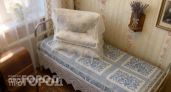 Строгие правила советской спальни: почему кровать была табу и зачем из подушек выстраивали огромные пирамиды
