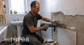 Больше никакой возни с плиткой в ванной: этот бюджетный материал клеится за пару часов и служит годами