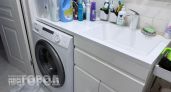 Забудьте про громоздкие тумбы в ванной: этот трендовый прием сделает комнату просторнее и чище в разы