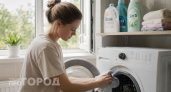 Больше никакой шерсти на вещах: простой лайфхак с обычной губкой для посуды внутри вашей стиральной машины