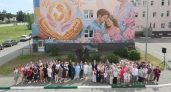 В Дзержинске фасад перинатального центра украсила картина о родительстве